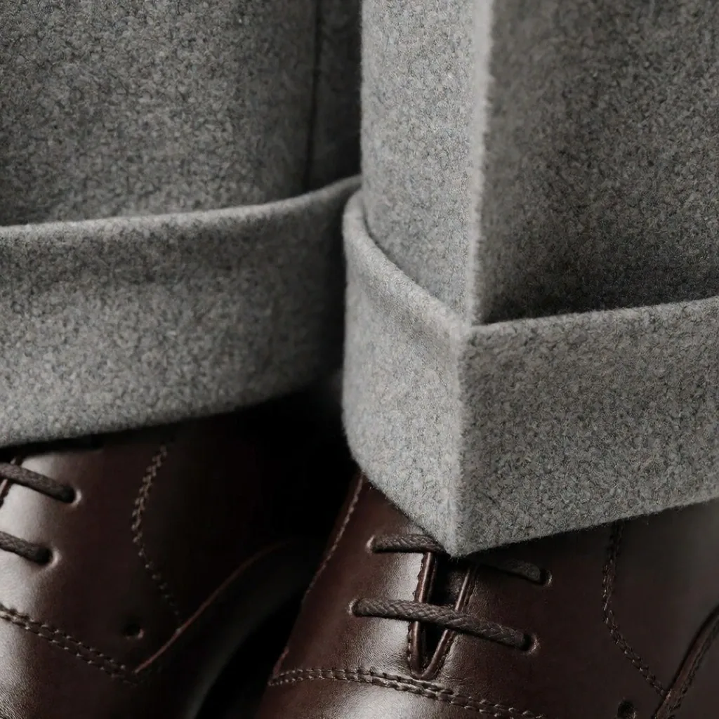 Hosensaum an Lederschuhen